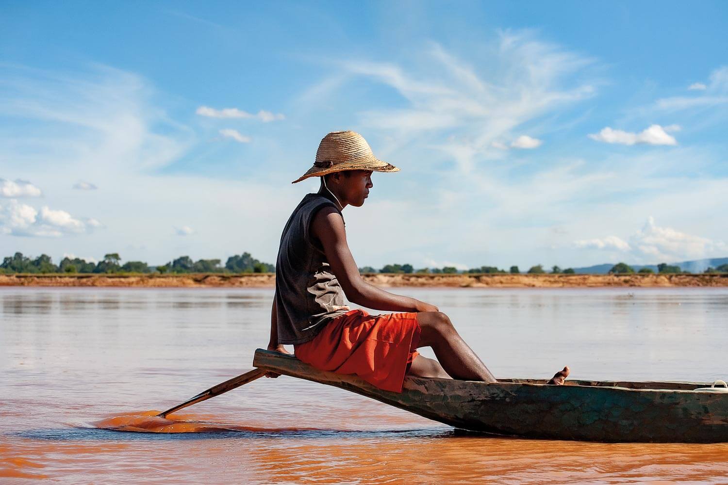 Piroguier, rivière Tsiribihina, Madagascar