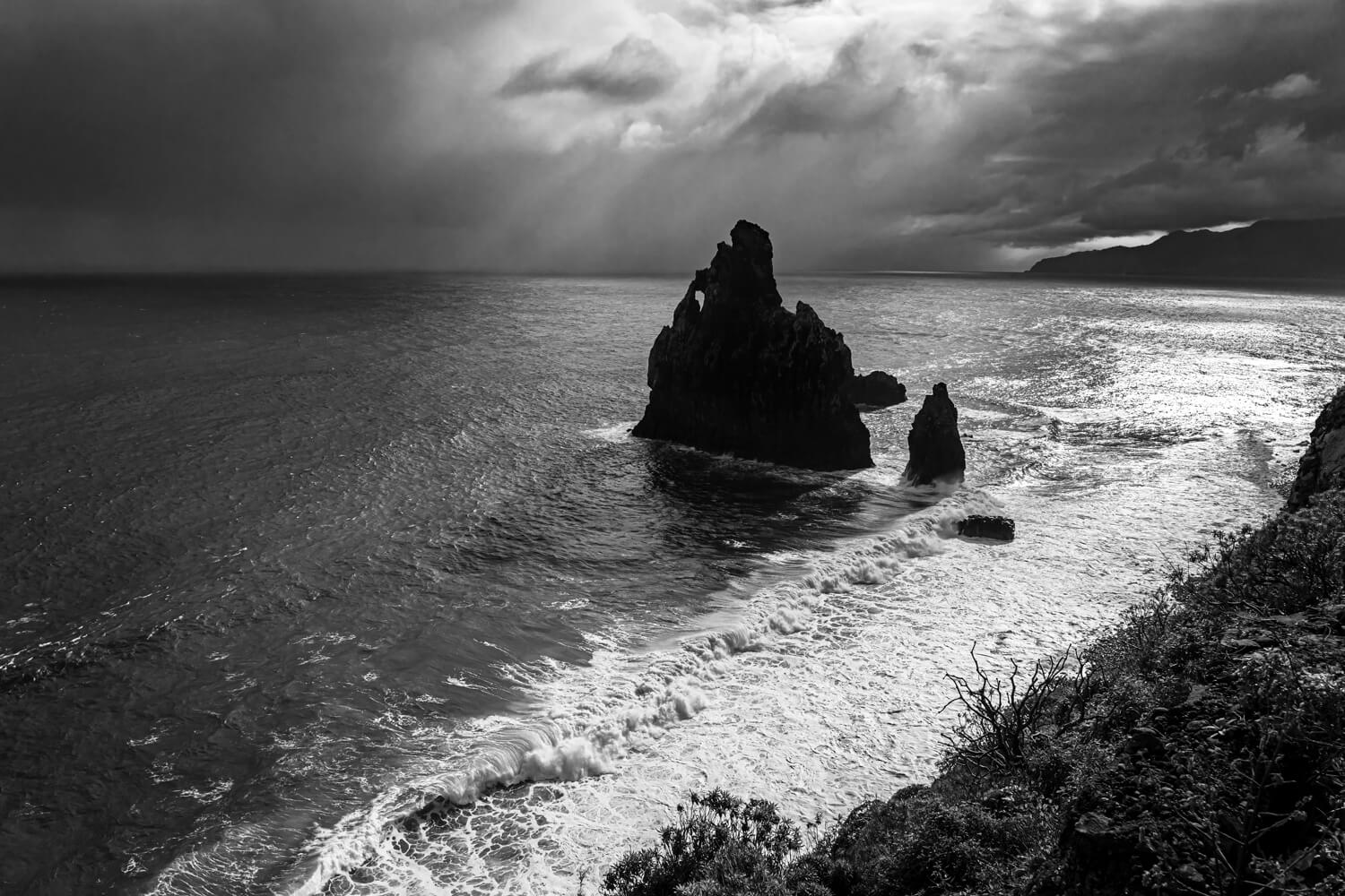 Ilhéu da Ribeira da Janela sous l'orage, Madeira