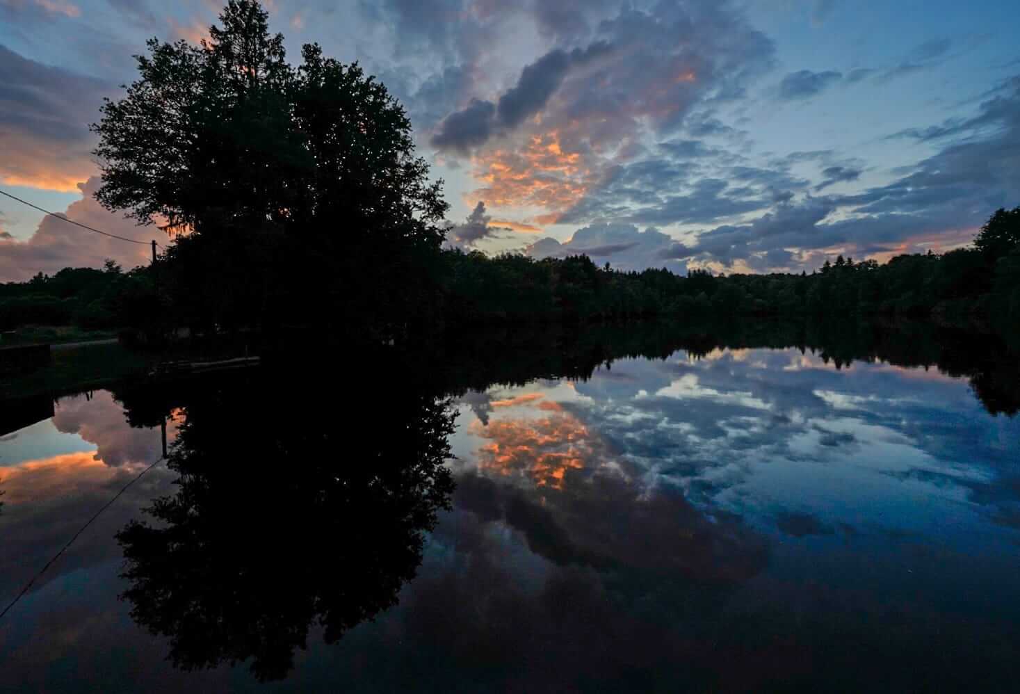 Reflets à la nuit tombée, Périgord Vert